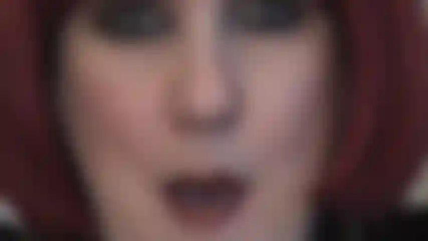 Con un contatto visivo ipnotizzante e una lingua provocante: tu hai un debole per gli occhi penetranti e la lingua sexy della padrona.