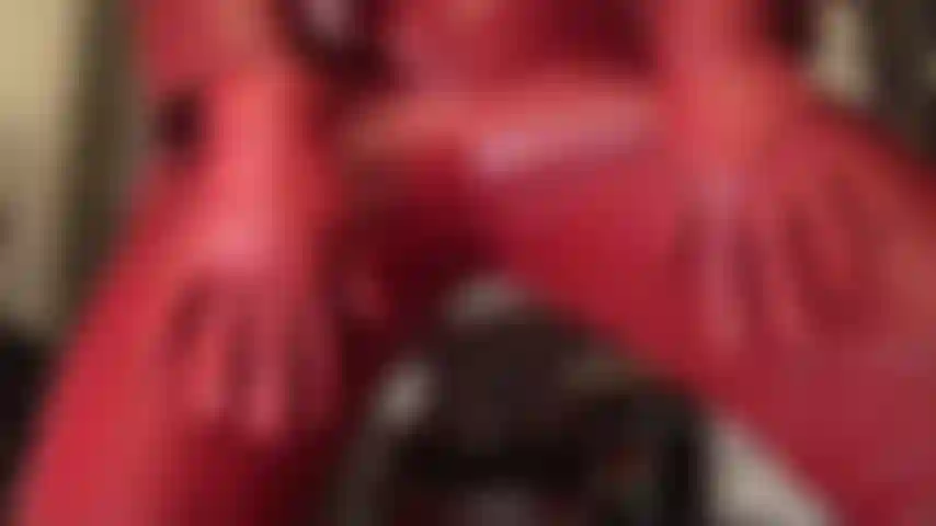 Ami la pelle rossa? - La padrona adora l'aspetto e la sensazione della pelle. In questa clip, la tua dea della pelle è vestita tutta in pelle rossa, pantaloni, stivali alti sopra il ginocchio, blazer e guanti corti. Include adorazione del culo, giochi con lo sputo e sega con i guanti.