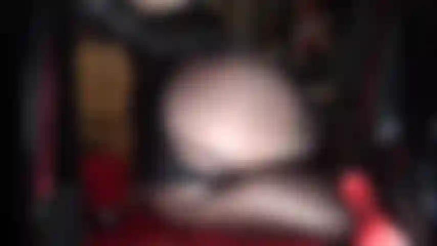 Mi occupo di facesitting, scarpe con suola rossa, collant e dildo: la padrona vivian ti fa adorare il suo culo in collant, seduta sui suoi tacchi mentre ti svuota le palle con il tuo cazzo intrappolato in mezzo.