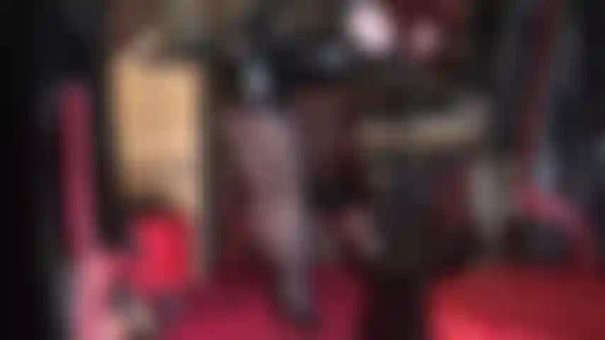 Una mistress vestita in vinile e pelle ti stuzzica con un pompino in pvc/vinile e guanti di pelle: ti stuzzica i capezzoli e il cazzo pulsante con sputi su guanti di pelle.