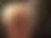 I morbidi guanti in lycra della padrona sono tutti su un dildo nero, mentre puoi ammirare il suo meraviglioso sedere rotondo e le sue cosce in collant lucidissimi.