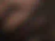 Primo piano del viso, rossetto rosso lucido, guanti di raso nero.