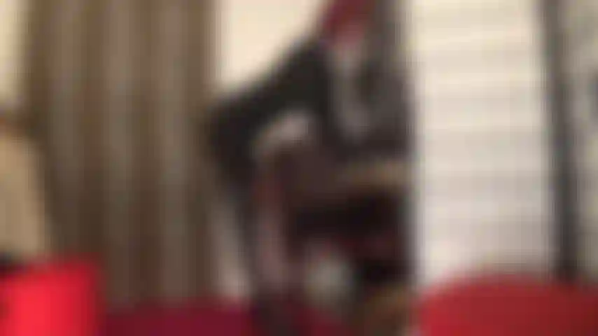 In pelle e pelliccia: adoro la tua amante che indossa strati di tuta in spandex, gonna in pelle, stivali, guanti e cappotto di pelliccia.