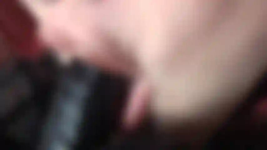 Un intenso feticismo per i guanti di pelle - nella mia bocca, nella tua bocca... Dove andranno? Gustose dita di pelle giocano con te.