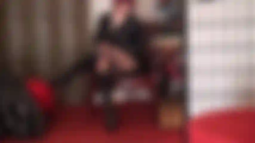 La vista di questo meraviglioso abito nero è semplicemente ipnotizzante... Stivali a spillo lucidi, collant con cuciture, guanti... Che soddisfa tutti i tuoi requisiti. Non puoi fare a meno di inginocchiarti e adorare.