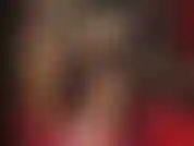 Mistress vivian, con strati di collant lucidi, minigonna nera in lattice e sexy décolleté bianche con tacco alto. Tutto è extra lucido, così stretto e corto.