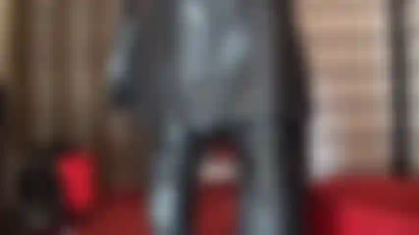 Dipendente dalle padrone vestite di pelle: non vedi l'ora di sentire questi meravigliosi guanti di pelle sul cazzo del tuo schiavo, una sculacciata completa o anche solo il più piccolo tocco...