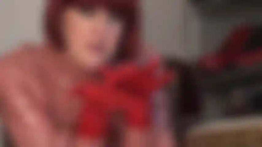 Gioco con lo sputo con guanti di gomma rossi: i guanti di lattice sono il tuo feticismo più grande, non solo desideri leccare lo sputo della padrona da queste dita di lattice, ma lei ti farà anche venire sopra e pulirà il delizioso pasticcio con la lingua.