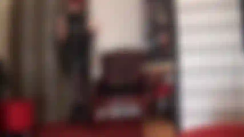 Immaginati tutta legata davanti alla tua dea mentre vieni stuzzicata con questo vestito in pvc lucido, con guanti lucidi extra lunghi e collant a righe.