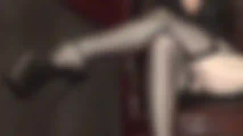 Feticista delle gambe incrociate: vedere le gambe della tua dea in nylon con calze autoreggenti nere trasparenti e tacchi alti ti fa tremare le ginocchia.