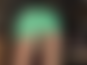 La padrona vivian farà impazzire il tuo cazzo dolorante con questa minigonna in lattice verde menta.