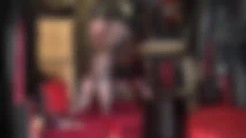 Adoro il culo e i piedi in collant neri con cuciture: la padrona ti punta il piede di nylon, la cucitura rossa corre lungo le gambe fino al suo meraviglioso sedere, inginocchiata sui talloni...