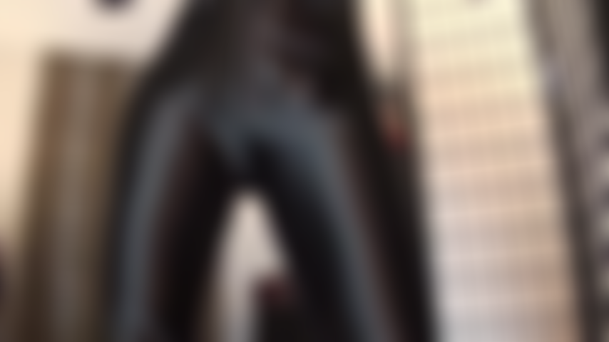 Pantaloni di raso nero lucido, guanti di pelle e stivali: questa è la clip perfetta per masturbarti se ami i pantaloni attillati e lucidi, accarezzata dai morbidi guanti di pelle della padrona, che ti invoglia ad accarezzarti.