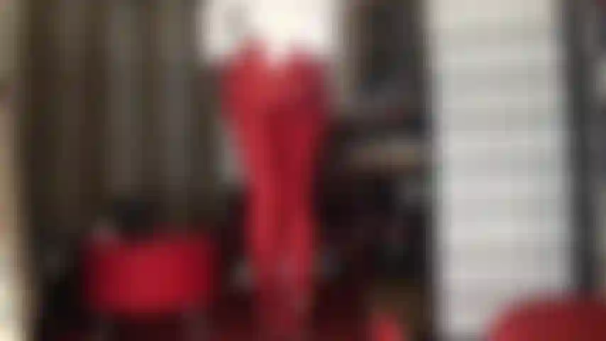 Le gambe e il culo della padrona sono così sexy in qualsiasi cosa attillata, leggings rossi in lycra e i collant dorati lucidi sotto ancora di più. Divertiti a masturbarti con questo!