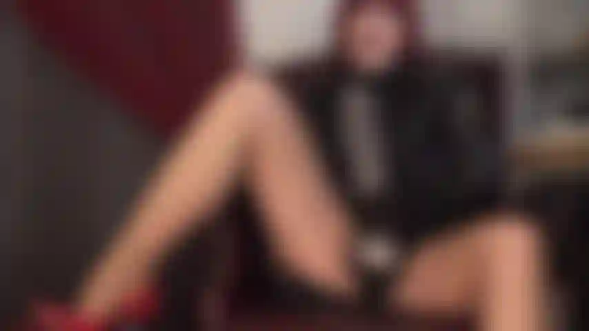 Una troia femminuccia con collant e cazzo di nylon bbc: la padrona sa che i tuoi più grandi desideri da femminuccia sono collant morbidi come la seta, calze e cazzo.