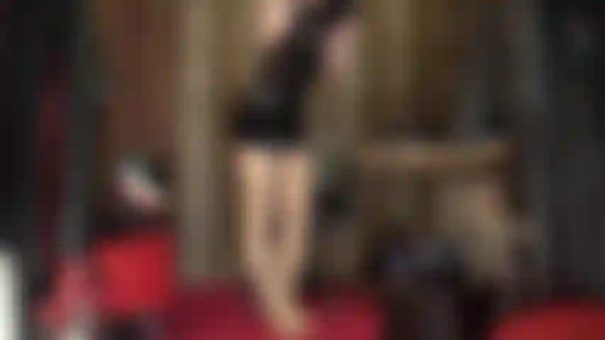 Feticista intensa del lattice con guanti lunghi, cappuccio di gomma e strati di collant lucidi, stuzzicandomi con la gonna e adorando le maschere di lattice.