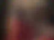 Che si fa penetrare con enormi strapon bianchi e neri in pantaloni di raso rosso lucido: la padrona dà in pasto enormi cazzi alle sue puttane.