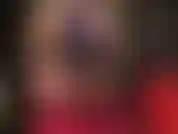 La tua dea vestita di lattice viola lucido e collant neri, che mette in mostra il suo fantastico sedere, i fianchi e le lunghe gambe con queste calze di nylon setose e tacchi alti.