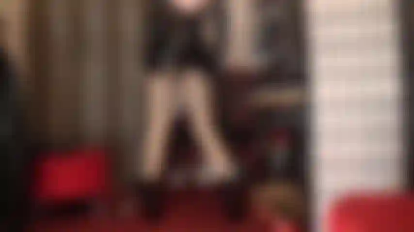 ( Parte 2/2) avvolta intorno al suo dito, debole e intrappolata nella sua ragnatela lucente, la padrona vivian ti ha ipnotizzato con i suoi strati di collant lucidi e il pvc lucido, senza mostrare pietà mentre aggiunge una lucentezza ancora più perfetta. Non c'è via di scampo.