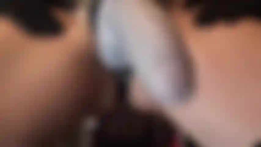 Scopata in faccia da uno strap-on da 25 cm - la padrona ti fa oscillare il suo gustoso grosso cazzo dritto in faccia. So che lo vuoi. La tua bocca si apre automaticamente per ingoiare quella spessa carne di cazzo.