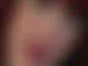 Feticista del rossetto, provocazione del cazzo: la padrona aggiunge uno strato lucido sul rossetto rosa per stuzzicare con le sue labbra succulente e un grosso cazzo nero.