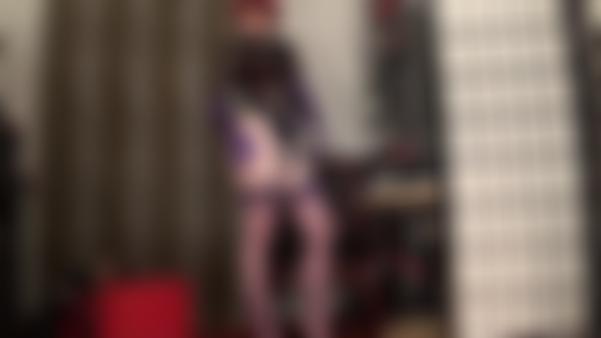 La padrona vivian possiede la tua bocca da troia: quella che inizia come una dolce seduzione in lingerie sexy, calze viola e guanti di raso viola setoso, si trasforma presto in una spietata scopata in gola perché questo è il mio buco del cazzo per dare al mio cazzo il massimo piacere.