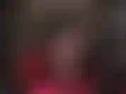 Sexy e sensuale, con le gambe incrociate in collant neri trasparenti e décolleté con tacco in acciaio pendenti.