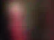 Che pratica il pegging e la dominazione con strap-on, adorando il culo in una tuta di gomma rossa super hot.