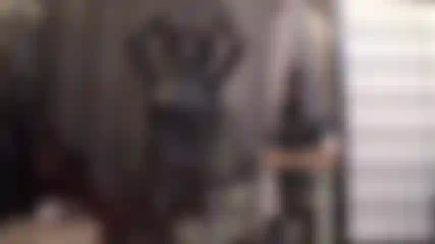 Adoratrice dello strap-on in pelle integrale: la padrona vivian ti fa venire l'acquolina in bocca per il suo pene carnoso, con gonna di pelle, corsetto, guanti, cappello e stivali.