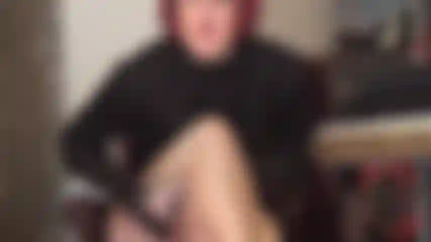 Seduzione con collant lucidi, trappola per le cosce in nylon, giochi con lo sputo e mungitura: la padrona ti ha proprio dove vuole... Debole tra le sue cosce in collant, il tuo cazzo da schiavo legato con i suoi collant consumati mentre spingi e senti queste morbide calze di nylon dappertutto.