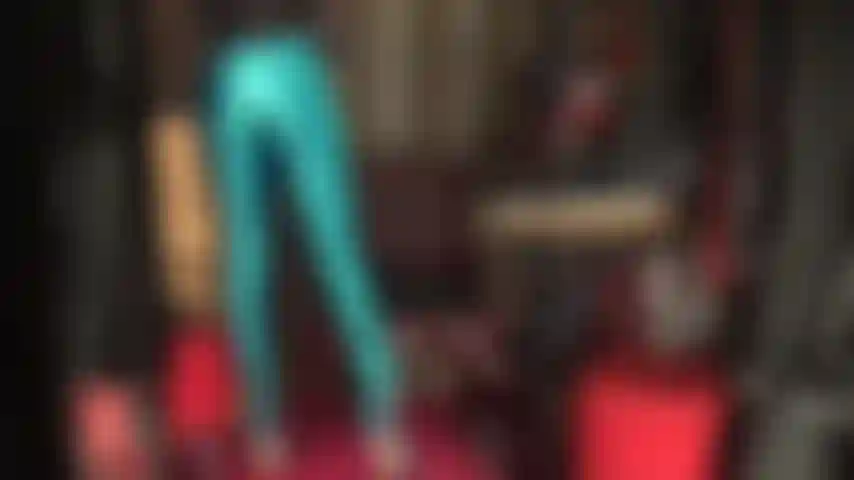 Feticista del raso lucido: pantaloni blu con stivali abbinati e guanti di raso morbidi come la seta, la padrona ti permette di adorarla.