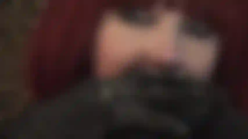 Pazza per i guanti di pelle, ne inalo il profumo, ti tocco il viso, ti copro la bocca, ti tengo la gola...