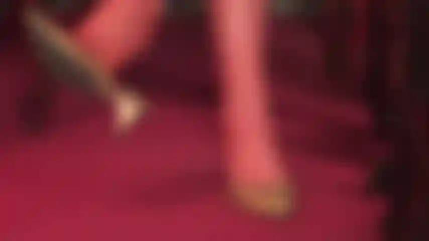 Se ti piace indossare graziose mules in pelle con tacco basso e giocare con le scarpe penzolanti, allora questo è per te! Calze rosse, feticismo dei piedi, piedi.