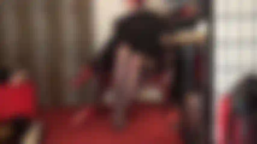 Ho un culo e dei piedi sexy in collant neri con punte rinforzate.