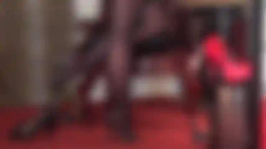 Amo le scarpe e i piedi, con le mie mute nere in pelle con tacco alto.