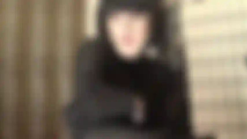 Capelli neri, una bella lingerie nera e collant lucidi. La mia padrona è così seducente che la prima volta le succhierei anche un cazzo.