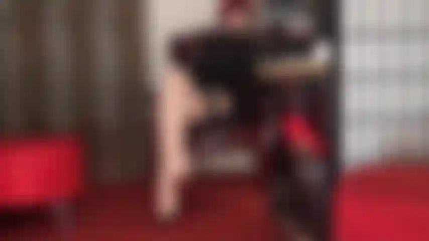 Sensuale e provocante, con lunghe gambe e piedi sexy, con calze cubane con cuciture color avorio e giarrettiere.