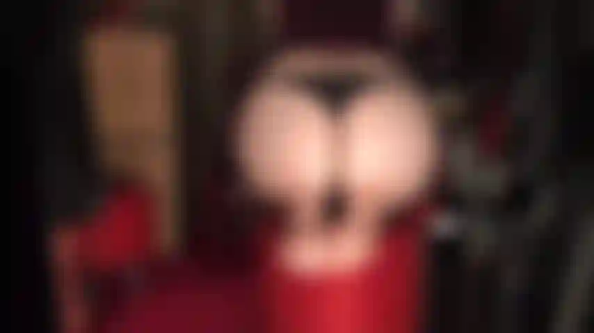 Goditi il meglio di entrambi i mondi... Adoro il sedere nudo della padrona vivian in un minuscolo perizoma nero e i suoi piedi nudi allo stesso tempo.