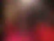 Con collant neri lucidi che mi stuzzicano il sedere, i fianchi e le cosce.