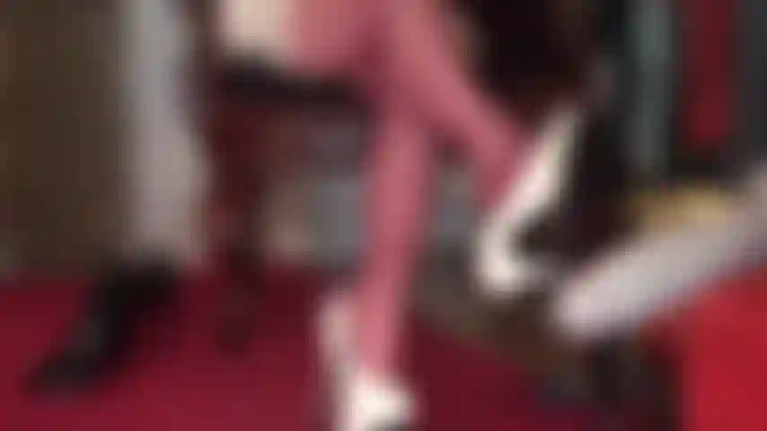 1 Ora di collant rossi e tacchi bianchi - stuzzico e torturo il tuo cazzo con frustino, lunghe gambe di nylon, piedi e queste meravigliose scarpe con la zeppa che ti camminano addosso.