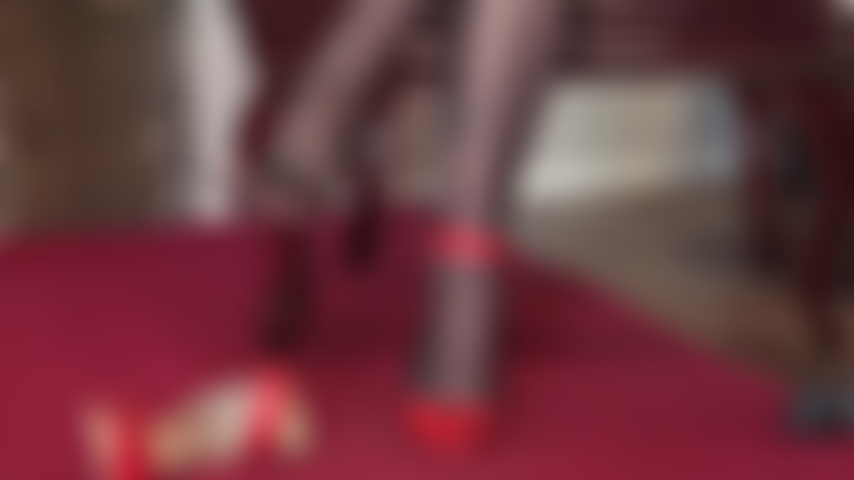 Adoro i miei piedi in collant neri trasparentissimi: adoro le mie bellissime suole in nylon morbido mentre i tacchi con cinturino rosso alla caviglia sono rimossi.