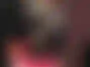 Puoi adorare la dea perché è vestita alla perfezione con un lucido pvc nero e stivali allacciati.