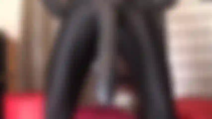 Con uno strap-on gigante nero a forma di rambone: oggi il tuo buco del culo ha davvero bisogno di essere aperto, non solo in larghezza ma anche in profondità.