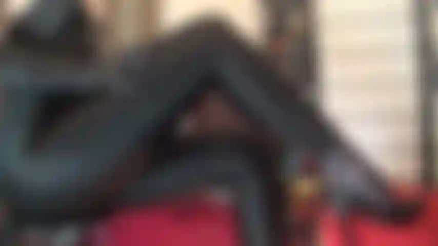 Gambe in leggings lucidi in lycra nera, piedi in décolleté in pelle nera e collant rinforzati: ammira le cosce e le gambe della padrona rivestite in spandex lucido e piedi in nylon con tacchi a spillo sexy.