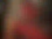 La padrona indossa delle calze di nylon sexy con cuciture per stuzzicarti. Tutto è extra sexy in questo video... Guanti di raso, pantaloncini rossi lucidi, collant neri con cuciture, stivali alti di pelle rossa e una sega con i guanti.