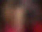 Parte 2/2 strati di collant e calze lucide, aggiungendo una piccola gonna in lattice nero lucido e delle sexy décolleté bianche... Che stuzzica il tuo cazzo pulsante tra queste cosce di nylon lucido e la gonna.