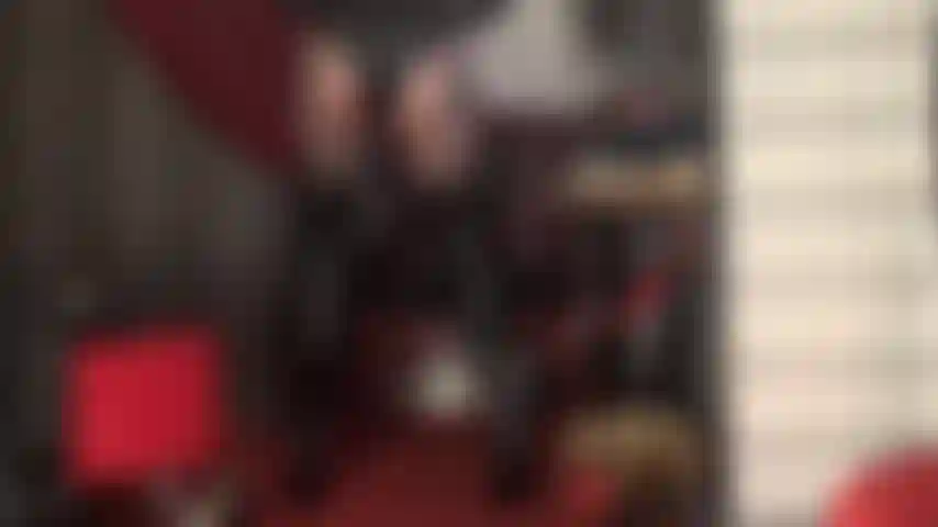 La perfezione del fetish: collant con giarrettiera, stivali lunghi e lucidi e body in pvc.