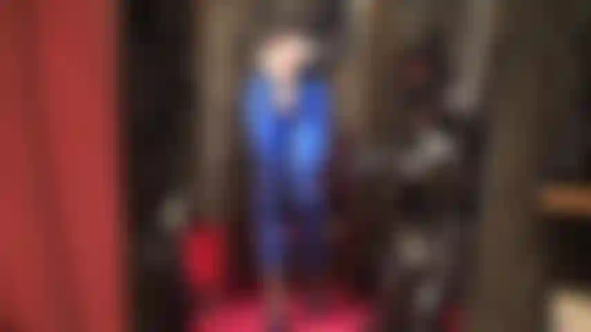 Indosso leggings blu metallizzati e tacchi alti con un grosso dildo bianco stryker.