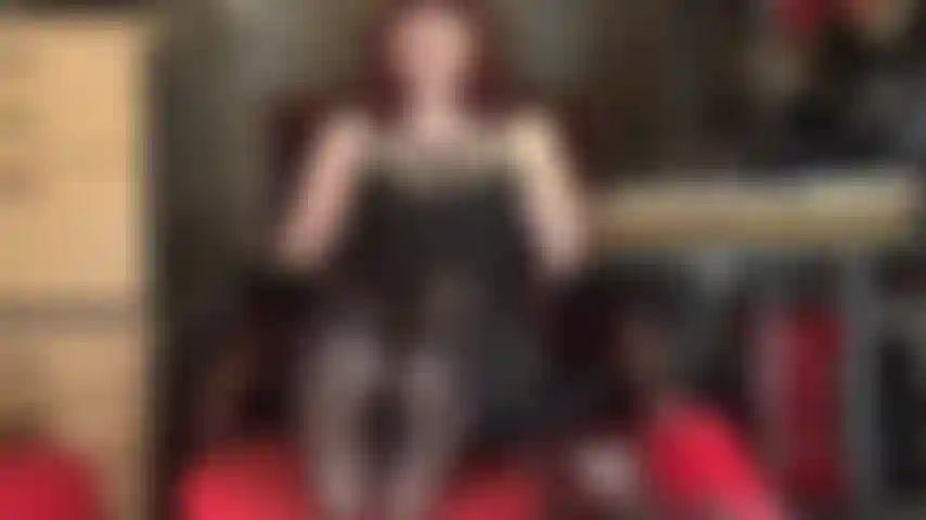 Annuso e lecco i gustosi piedi in collant della padrona - la padrona muove i suoi meravigliosi piedi di nylon sudati in strati di collant sul tuo viso. Il profumo ti fa impazzire.