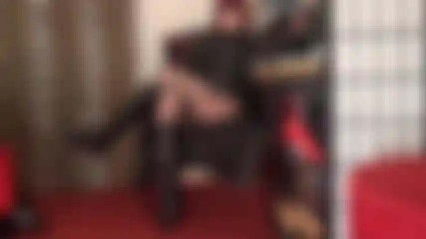 Adoratrice degli stivali: questo paio di stivali al ginocchio con tacco a spillo in acciaio lucido merita la tua immediata attenzione. La padrona prova un grande piacere nell'usare la tua lingua per pulire gli stivali.